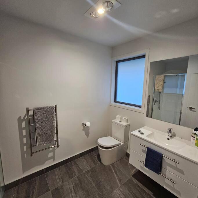 Entire House - Brand New 2 Bedroom House Lower Hutt Bagian luar foto