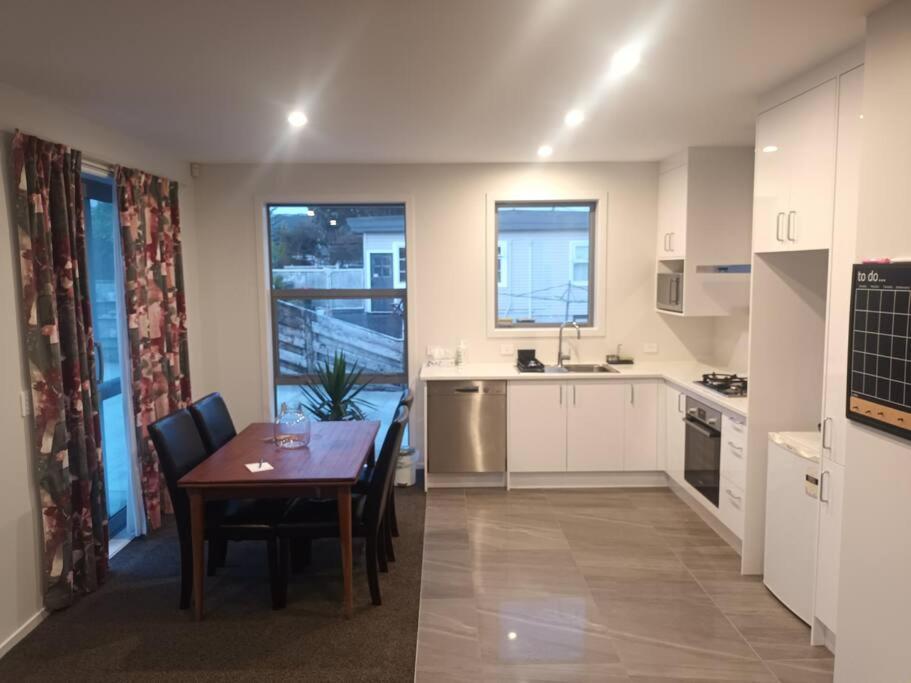 Entire House - Brand New 2 Bedroom House Lower Hutt Bagian luar foto